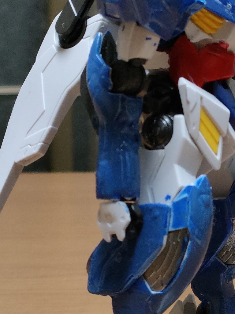 フレームの露出部分をパテで出来るだけ埋めてオフィシャルな感じに。