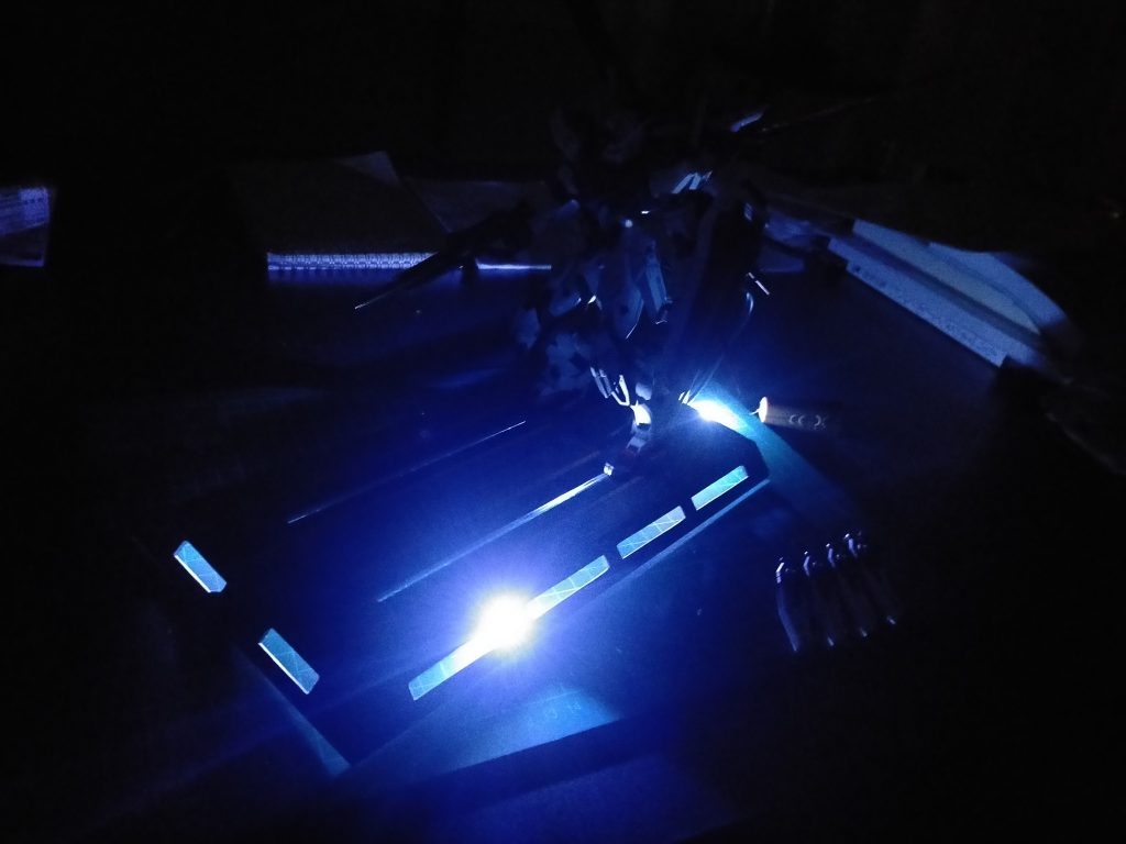 光漏れ防止前のチェック時！中央のカタパルト可動部からの光漏れは違和感しかなかったので、塞いで正解でした。