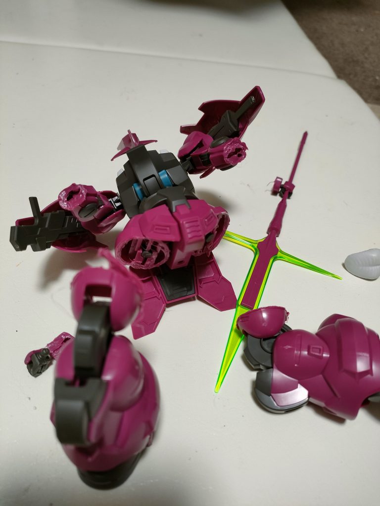 仮組み後、劇中同様に手足を切断しています。