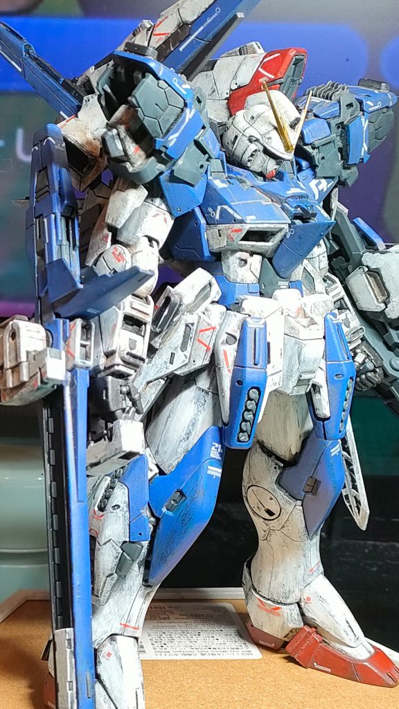 全体を組み上げてスミイレ、デカールを貼っているところです。エッジやパネルラインに下地のダークグレーが見えるように色を重ねましたが、一部ちょっと大胆に見えすぎているところあります。まだ塩梅がよくわからないのでこのまま進めました。それと今回からしいたけ栽培を始めました。手軽に精密感でるのでいいですね。今後も使って行きたい。