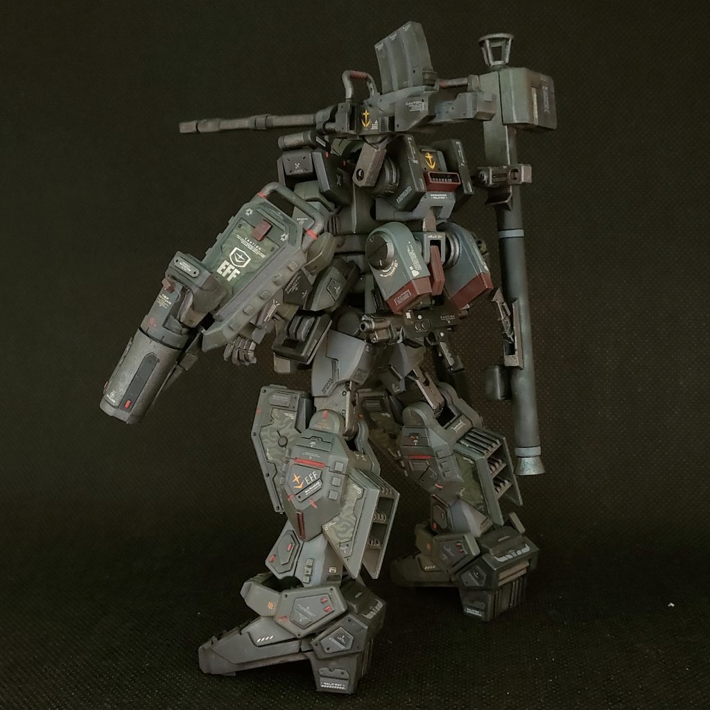 背中、これだけ重装備にしましたが足元どっしりしているおかげで後ろに倒れる事はめったにないです。