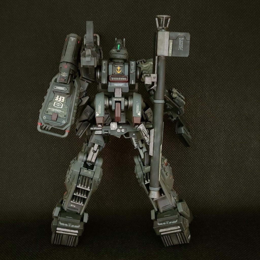 後ろには予備のライフルをマウント