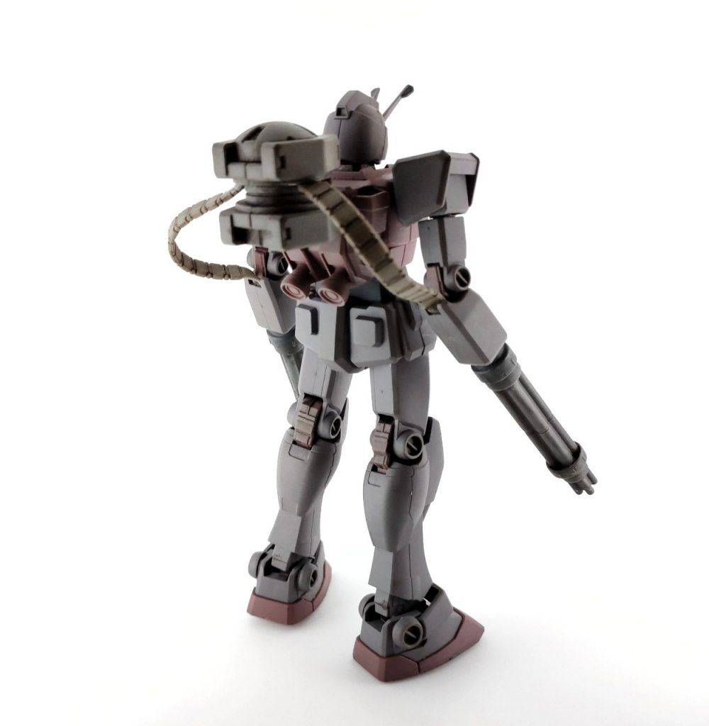 ガンダムランドマンは、謎の組織によって鹵獲されたRX-78-2が謎の陸戦仕様に改造された機体です。両腕のマニピュレータがあるべき所からはガトリングが生えており、その弾帯は背中の弾倉ユニットへ伸びています。