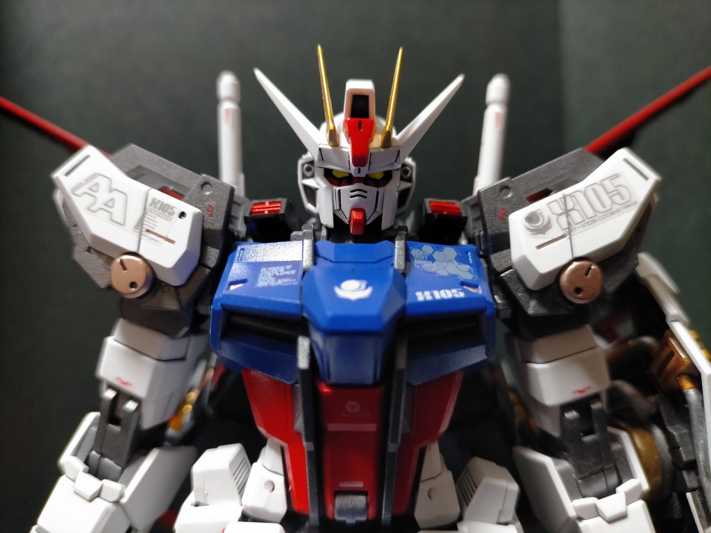 特殊機能 フェイズシフト装甲:一定の電圧を持つ電流を流して相転移させる特殊装甲で、展開中は装甲が色づく。実弾兵器に対してはほぼ無敵の防御力を発揮するが、高出力のビーム兵器の前には無力である。75mm対空自動バルカン砲塔システム「イーゲルシュテルン」:頭部に2門装備された近接防御機関砲。敵機への威嚇や牽制、ミサイル迎撃などに使われる。