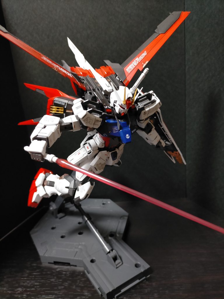 ビームサーベル:エールストライカーに2本マウントされている追加装備。ジン等が装備する重斬刀をはるかに上回る破壊力を有し、取り回しや携帯性にも優れている。