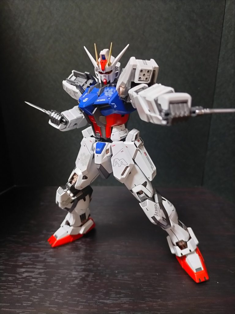 コンバットナイフ「アーマーシュナイダー」:両腰部に格納された折りたたみ式のナイフ。内蔵された電源と超振動モーターによって高周波振動させた刀身でPS装甲以外のほとんどの装甲を切断できる。キラがSEEDを発現させると多用しているイメージが強い。パック非装着時のストライクの標準装備だが、ミゲルやバルトフェルドといった、名だたるパイロットを撃破した武器でもある。