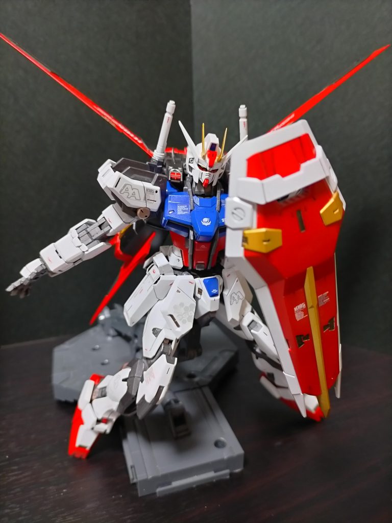 対ビームシールド:対ビームコーティング処理が施された実体型シールド。デュエル等と同規格の大型タイプで、有効防御面が広い。作中で大活躍なのは皆さんご存知のハズ!