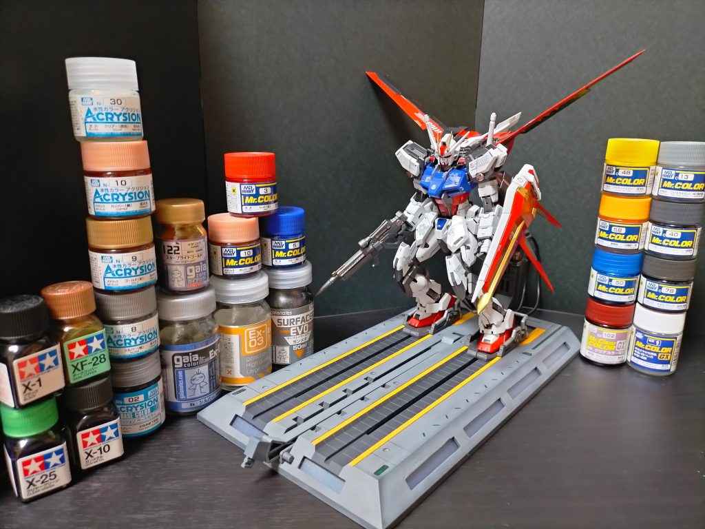 塗装レシピラッカー:機体フレーム等:メカサフガンメタ機体白:GXクールホワイト機体赤:レッド機体青:ブルーバックパック黑:メタルブラック機体黃:スターブライトゴールドに変更機体差し色:カッパー、クリアイエロー、exシルバー塗分けアクリジョンベースグレー、シルバー、ゴールド、カッパー、クリアー塗分けエナメルブラック、ガンメタ、クリアグリーン、ダークカッパー、カタパルト塗装メカサフガンメタ、ジャーマングレー、ニュートラルグレー、オレンジ、クリアブルー、GXディープレッド、カタパルト全体:ラッカースプレーつや消しクリアー四苦八苦しながら牛歩で進めてやっと完成です!ストライクは初期HG(ラッカーオール筆塗り)、RG(グラスパー共に素組み)、に続いてMGと3機グレード違いで揃いました。今回はリマスター版ですが、昔パチ組でルージュを作成代行しました(笑)リマスター版はディテールも多く稼働も良好で、ランチャーストライカー、ソードストライカー接続パーツ、パーフェクトストライカー?用増設バッテリーも付属してます。ただサイドスカートが若干外れやすい感じがします(汗)c面のエッジ出し等をデザインナイフをメインで行うだけでもだいぶパリッとしていい感じになって満足です(*´ω`*)また時間を見つけて別でカタパルト電装をアップしようと思います。最後までご覧いただき感謝です(`・ω・´)ゞ3/2022