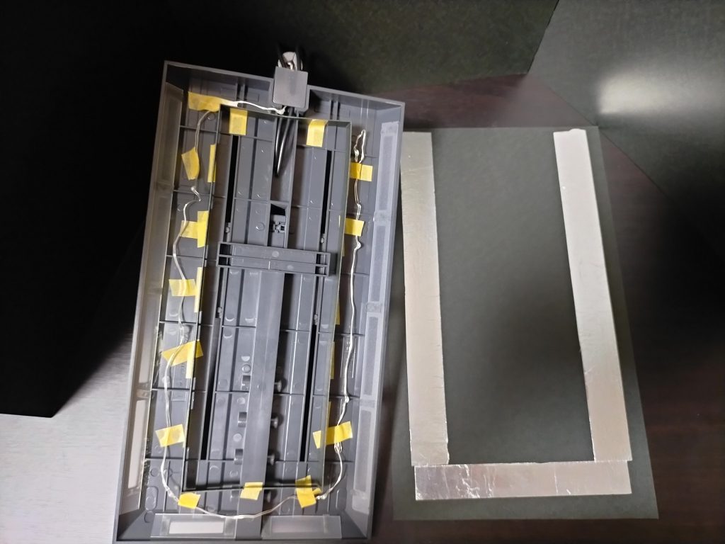 裏側はかなり手抜きです（笑）LED8連だったかな、ボタン電池3つで白発光です！下板の黒の画用紙にキッチン用アルミホイルを両面テープで貼付けただけのお手軽仕様！