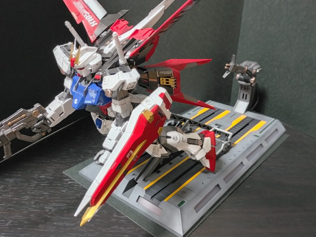 付属品だけあってやっぱりストライクが一番合う気がします！RGサザビーで斜め後ろからあの出撃シーンで撮影しようとしたら、足横スカートがフレームに乗るので無理でした（笑）