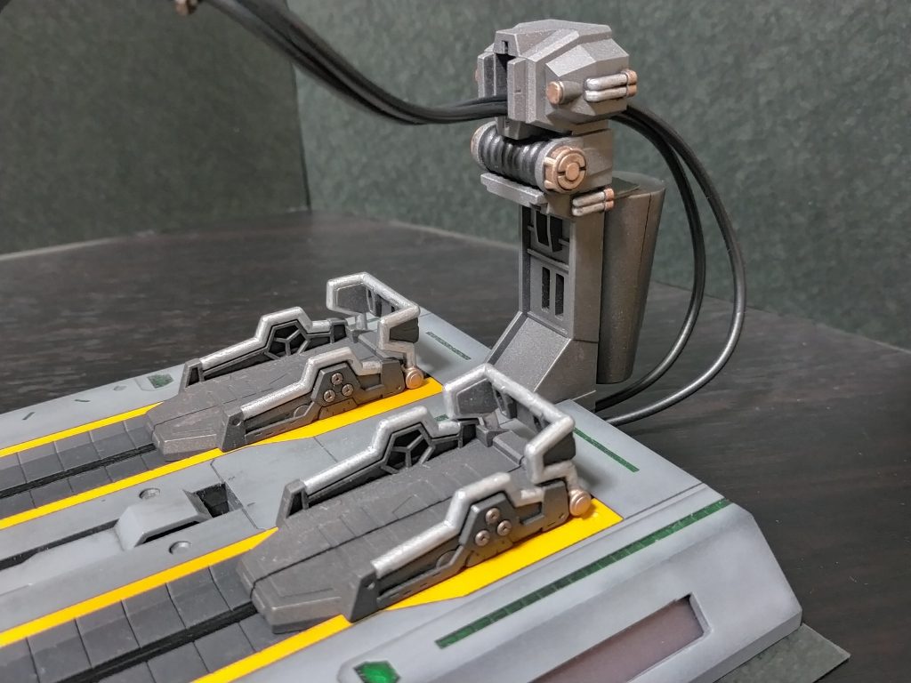 カタパルト詳細です！オレンジ塗装→黒立上げ（サフガンメタ）→グレー等グラデーション→細部塗分け→墨入れ、、、滲んでオール墨入れブラックでフィルタリング（笑）→拭き取り→缶スプレーつや消しクリアー