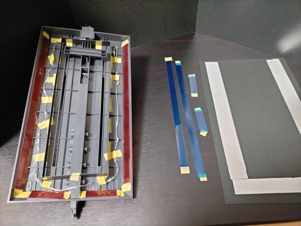 ベース本体には半透明プラ板を取付けて有るので、裏から色付きを貼り付ける（しかもマスキング）アナログ仕様です(｀･ω･´)ゞ又、中央は採寸して光漏れ防止で軽く囲い込み！