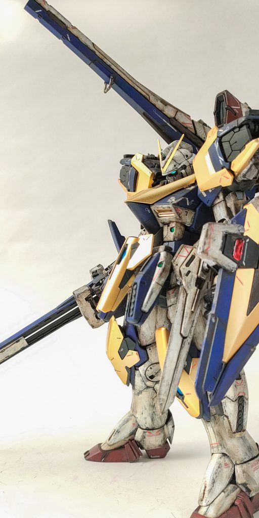 主な改造箇所は腕の取付位置と首の延長です。スジボリ頑張ったんですが全然わかんないですね。そのほか市販パーツやプラ棒でディテールアップしています。