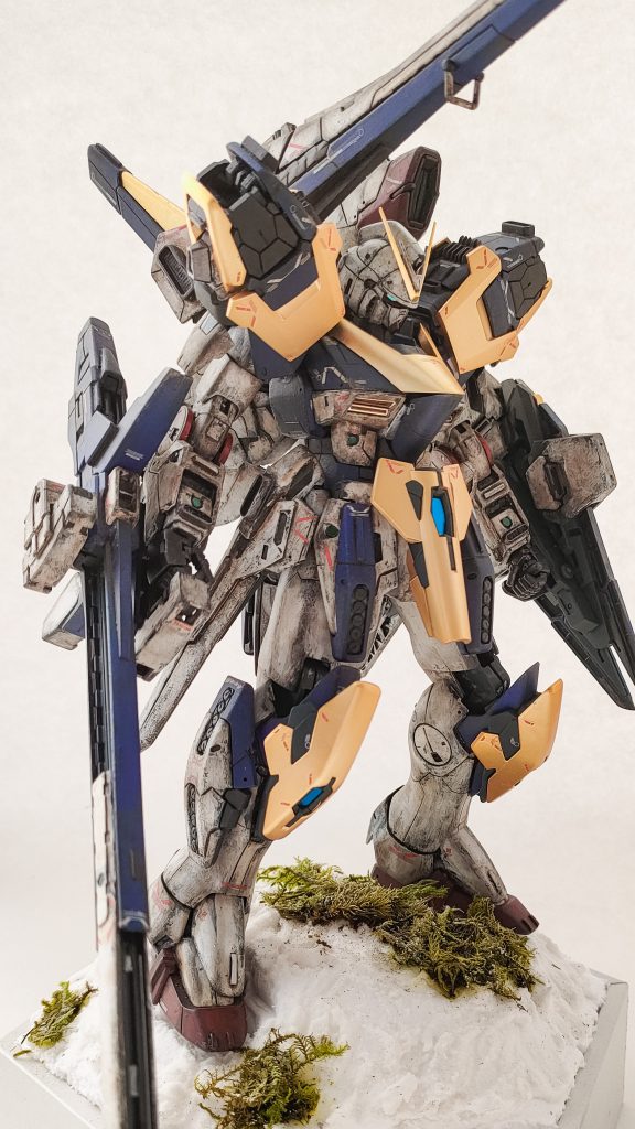 というわけでMGV2ABガンダムでした。V2のプラモデルは子供の頃からずっとずっと欲しかったので、非常に感慨深いです。工作の精度はともかく、出来ることを詰め込んで作りました。ウェザリングのV2は全然見かけないし、ましてクリーンフィニッシュがセオリーのver.kaで汚すのはどうかという思いはあります。けれど、どうしてもこれがやりたかったので個人的には満足しています。まあ何はともあれ、みてください!