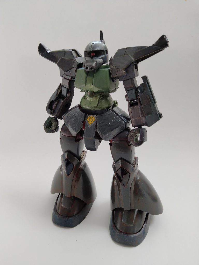 ゲルググなのは脚だけです（笑）余っていたパーツやジャンク品を組み合わせて出来上がりました。まず頭部はFGザクにパテでゲルググっぽくしています。