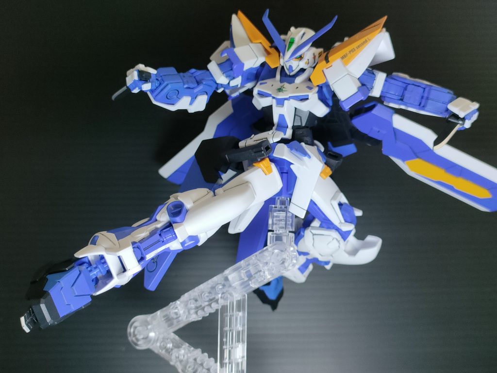 ナイフと飛び蹴り