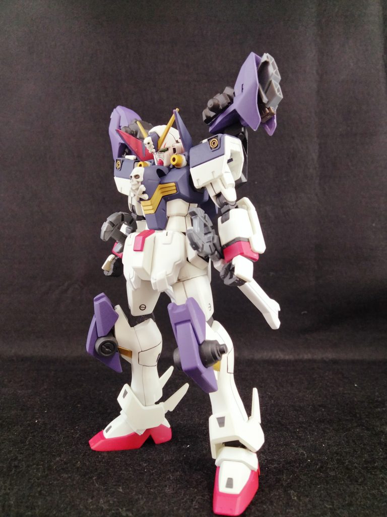 発端はフルクロスを肩とは別の可動にしたい、ということだったんですが、いじってると楽しくなってあれよあれよと装備が増えすぎてしまいました( ;∀;)収拾がつかなくなったので、装備類はオプションの位置づけにして、逆算した基本スタイルがこれになりました。とにかくシンプル、しかし単体でもそれなりに戦闘可能がポイントです。この辺はストライカーパックを参考に…と思ったらF90で既にやってて、先祖返りとなりました(笑)