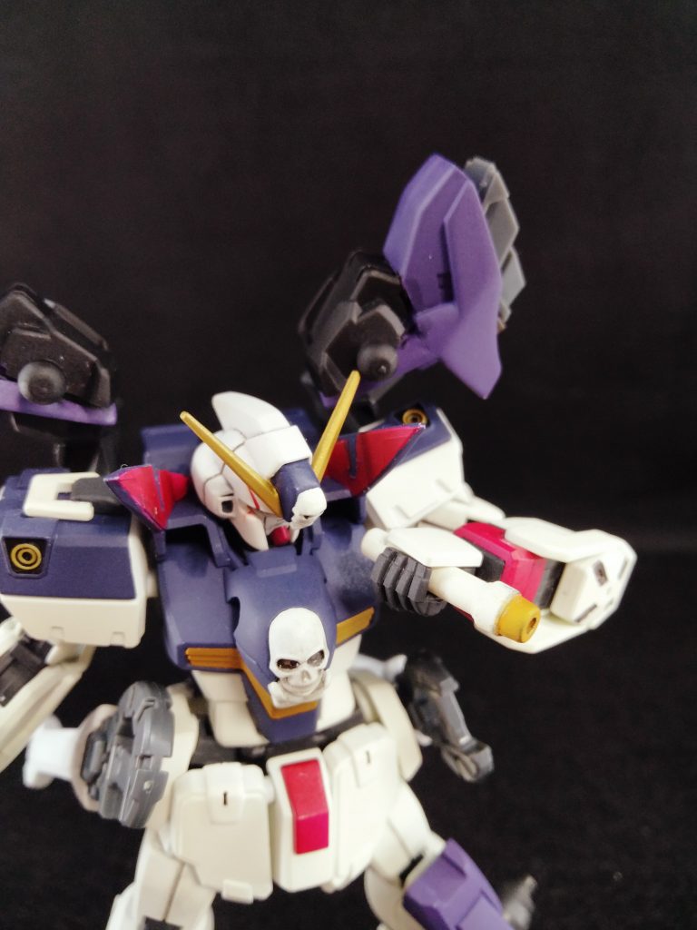 地味ながら頑張ったのは、ビームサーベルの柄を着脱可能にしたことです。フルクロスの襟パーツは高さがあったので、これを利用してアレコレいじってなんとかできました。柄だけとはいえ、最初から実装されてて色分けもされてるRG版は頭おかしい(褒め言葉)