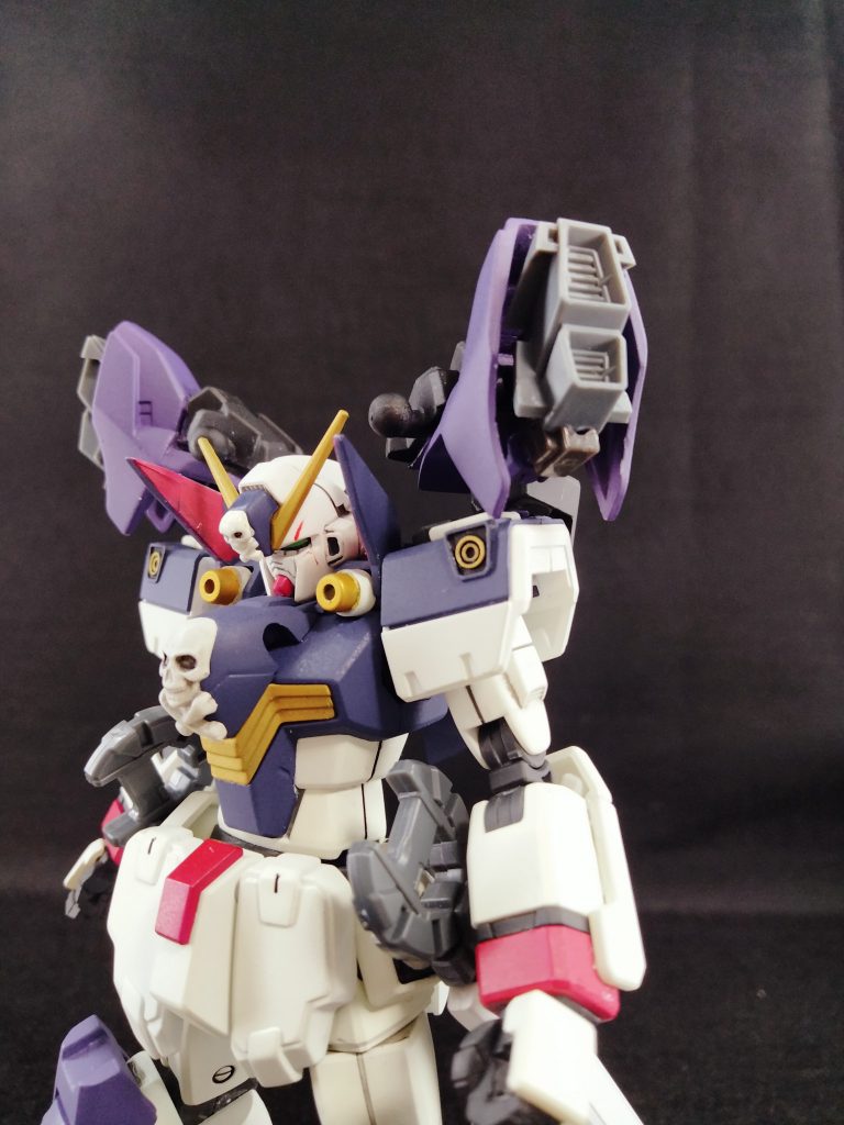 逆算の過程で扱いに困ったのは、フルクロスを別可動にする為のダブルオーバックパックです。追加装備類を外すとただのデッドウェイトになってました。素直にGNドライヴ付けることも考えたのですが、そうすると防御兵装はフルクロスじゃなくてGNフィールドでよくね?とボツ。さりとて外すと機体の動機がなくなる。最終的に、ジャンクからいい感じのスラスターを見つけたので、コレを着脱可能に加工しました。X字スラスターの代用っぽくもなり、これで素体にアームがあることの言い訳ができました(^3^♪ダブルオーバックパック、無改造では接続できませんので、プラ板で塞いでから2穴ジョイントを付けました。場所決めに神経使いました(〒﹏〒)