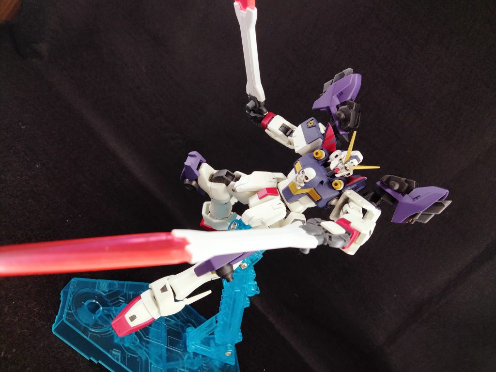 ボーンバスターは剣のように扱ってよし、射撃形態のまま刃を出し、リーチを伸ばしてよしの工夫しがいがある武装です。腕伸ばしたらとんでもない長さです(笑)ビームが出せない至近距離が意外と弱点。