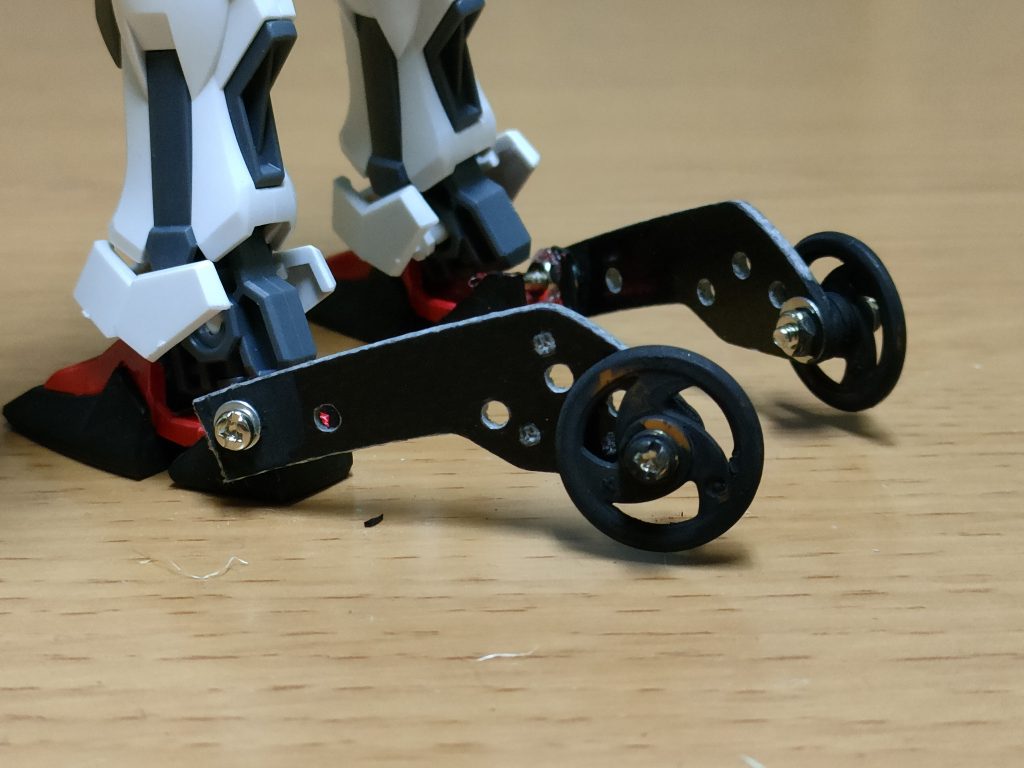 ランドスピナー。ミニ四駆のローラーパーツを踵に付けて再現。