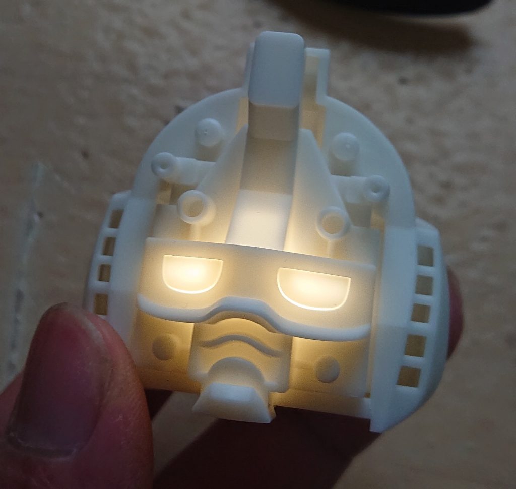 百均のブックライトのLEDを使っています。そのままだと透けるので目の縁とかは黒で塗りつぶしました。