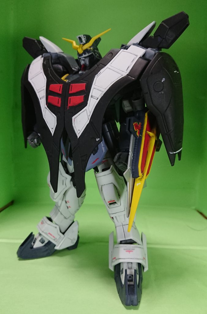 マント形態です各部接続位置はデスヘルのままなので、しっかりギミックを維持してますクロークのスラスターは片方紛失したのでジャンクから適当に付けてみました