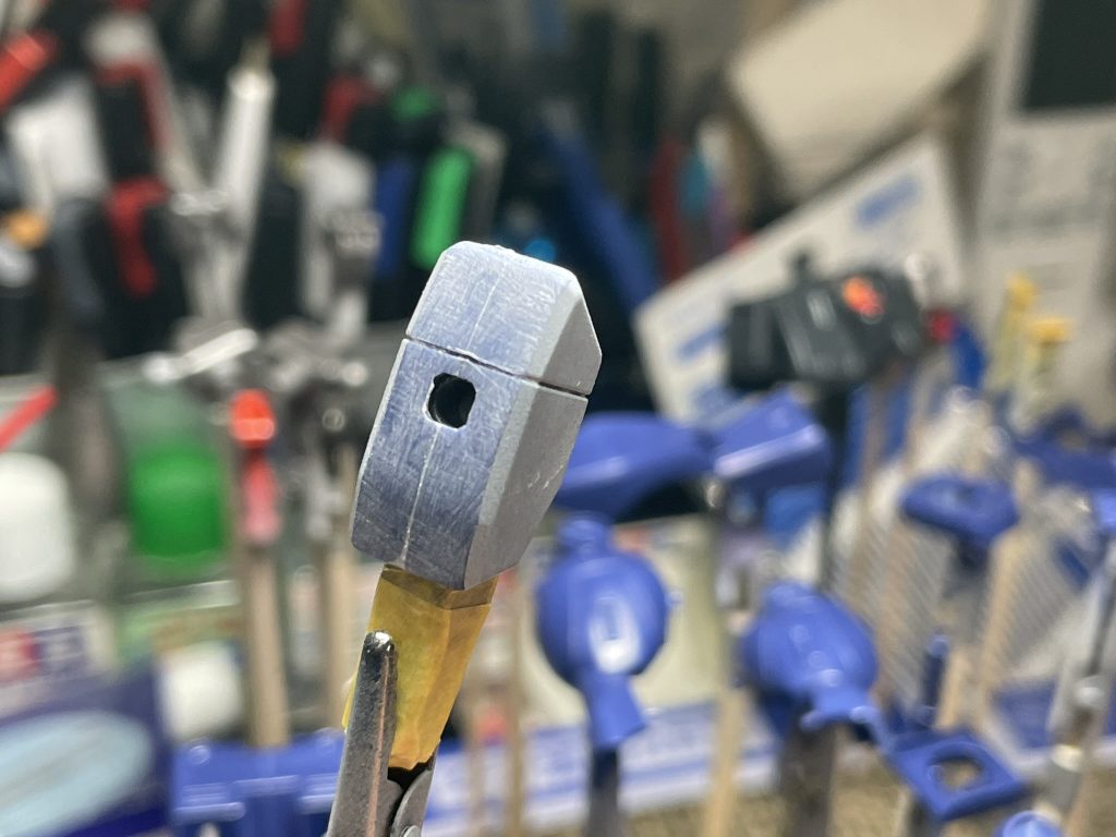 主だった改造点は腕、上腕、肩アーマの合わせ目消しのみになります。後ハメ加工が出来る自信がなかったので、塗装済みの関節部をマスキングテープで巻いて、瞬間カラーパテで接着し、はみ出た部分をヤスリで削すという方法を採用しています。