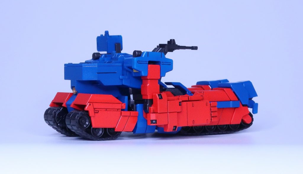 両肩の装備はアニメに合わせ、マシンキャノンと投光器です。