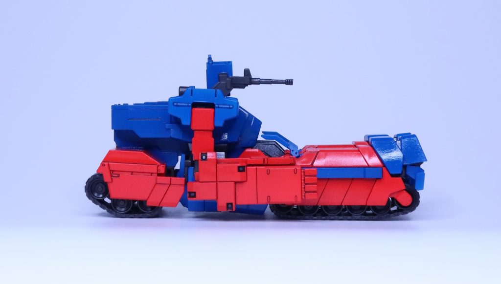 劇中とプラモでは足元の形が少し違ったので、なんとなく絵に近くなるように塗装。