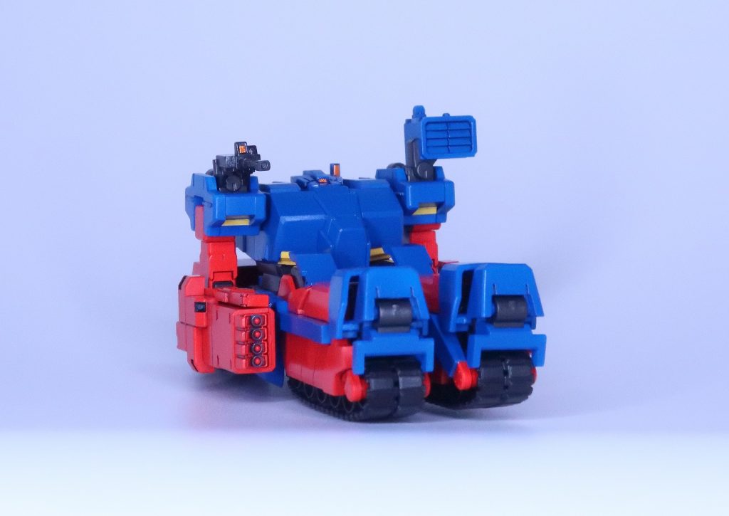 唯一の改造箇所、手の先のミサイル発射口だった部分を、アニメでのレーザー発射口っぽくしました。(下の画像3枚目)小さすぎてちょうど良い部品がなく、劇中とは違いますがまぁ雰囲気程度の再現です。