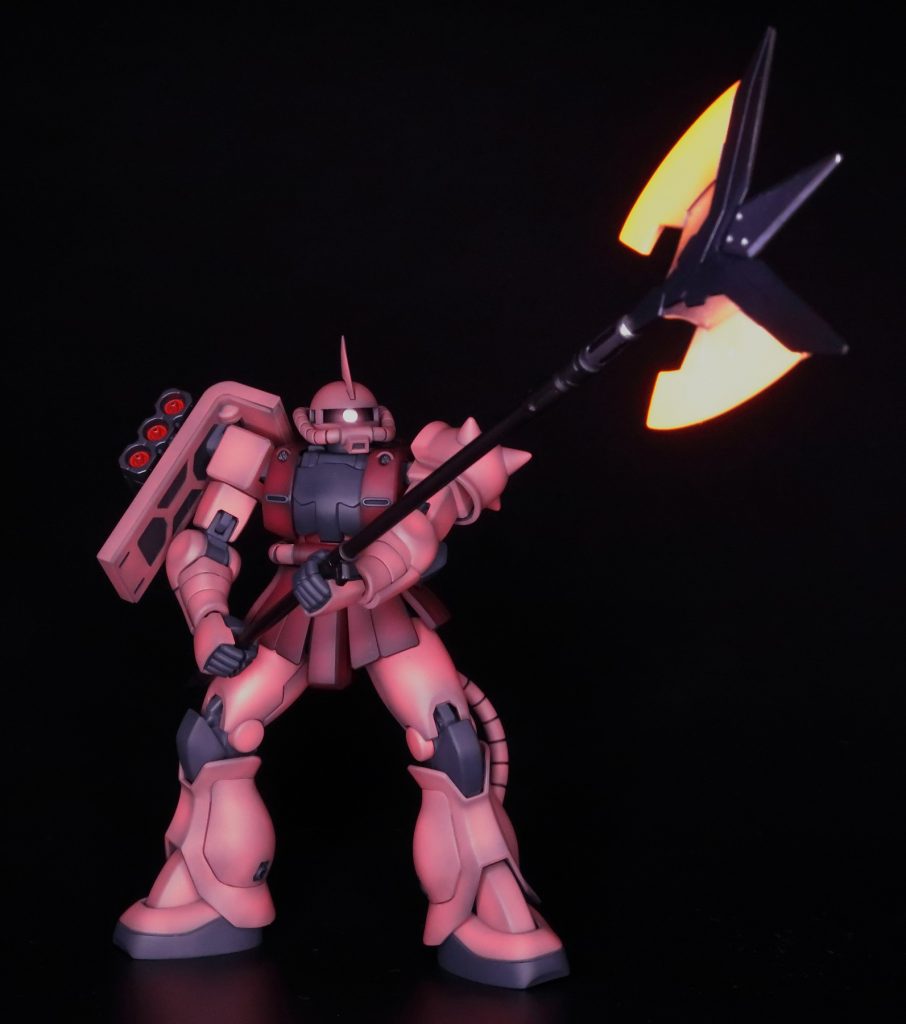 GBWCはポーズ固定の写真でないといけなかったのですが、写真では使わなかった展開状態の武器も作ってあります。まずはWビームトマホークアニメでは刃の部分はビーム兵器のように描かれていますが、キットでは明らかに物体として造形されているので、刃の部分が発光するような表現に塗装しました。これも蛍光塗料です。