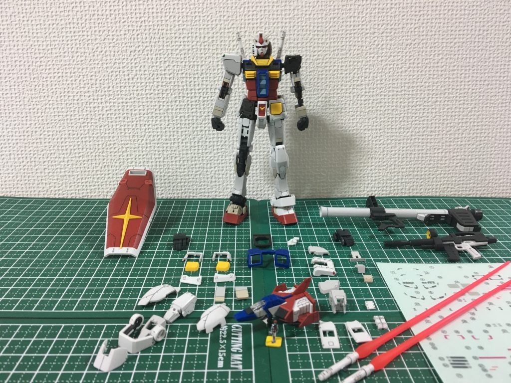 完成したパーツを組み立てて、デカールの余白部分をカットし本体に貼り、つや消しトップコートを吹き完成です。ブログに詳細を記載していますので見ていただければ幸いです!クリック≫RG 1/144 ガンダム ガンプラ 完成≪クリック