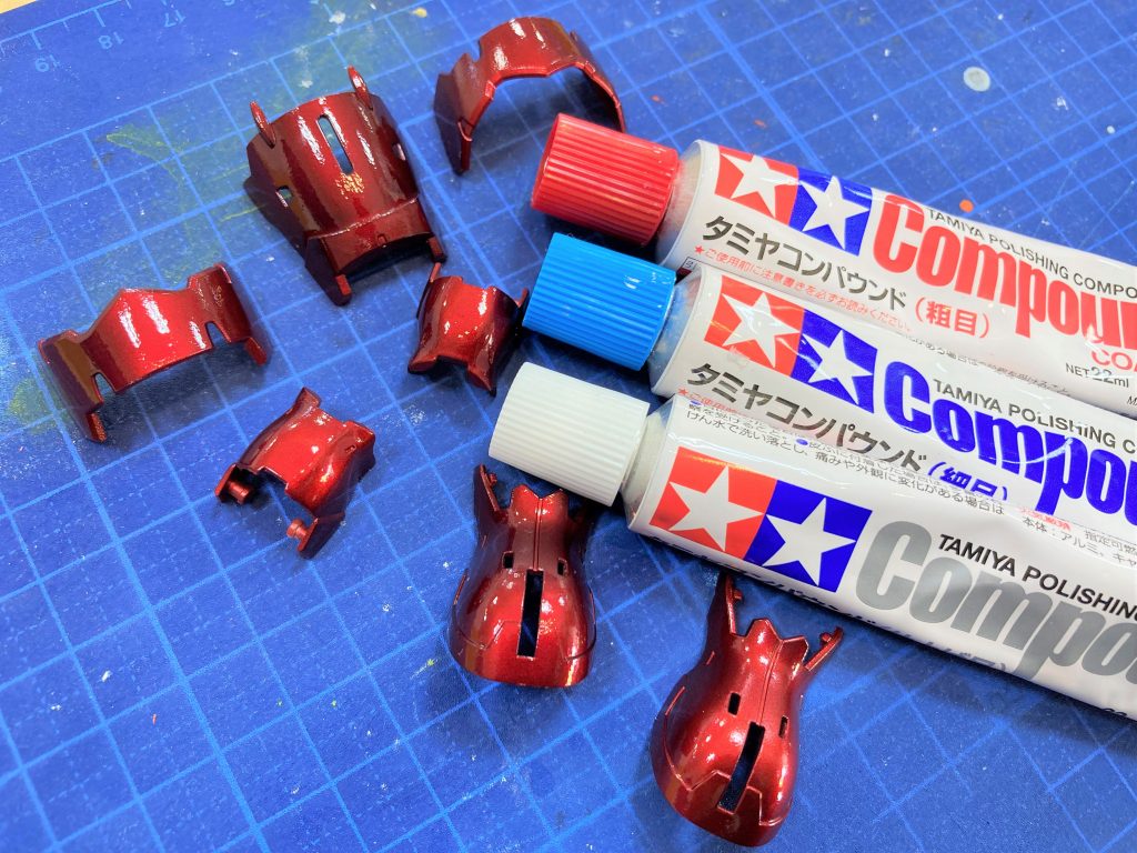 　今回はゲート処理だけで、ヤスリでの表面処理はあえてしませんでした。　その代わりクリア吹き後コンパンドを3段階に施しました。結果には満足しています。