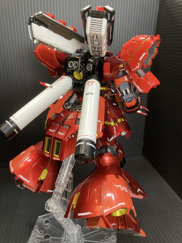 タンクやファンネルケース下部は白にしました。