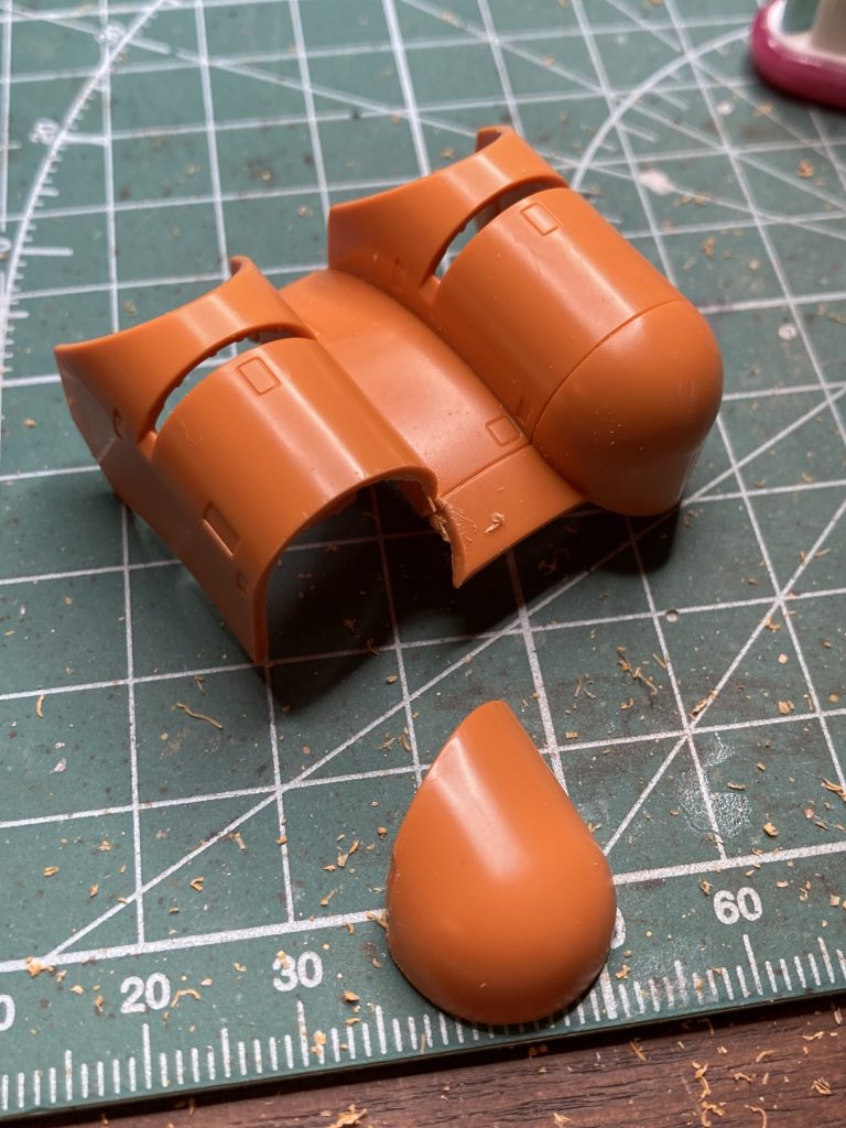 エンジン部分も外装切り落とし。工具はラインスクライバーで溝を彫ってからタガネで何度もそこをなぞり切断……ですがタガネ使わずにクラフトのこぎりを使用した方が良さそうです。