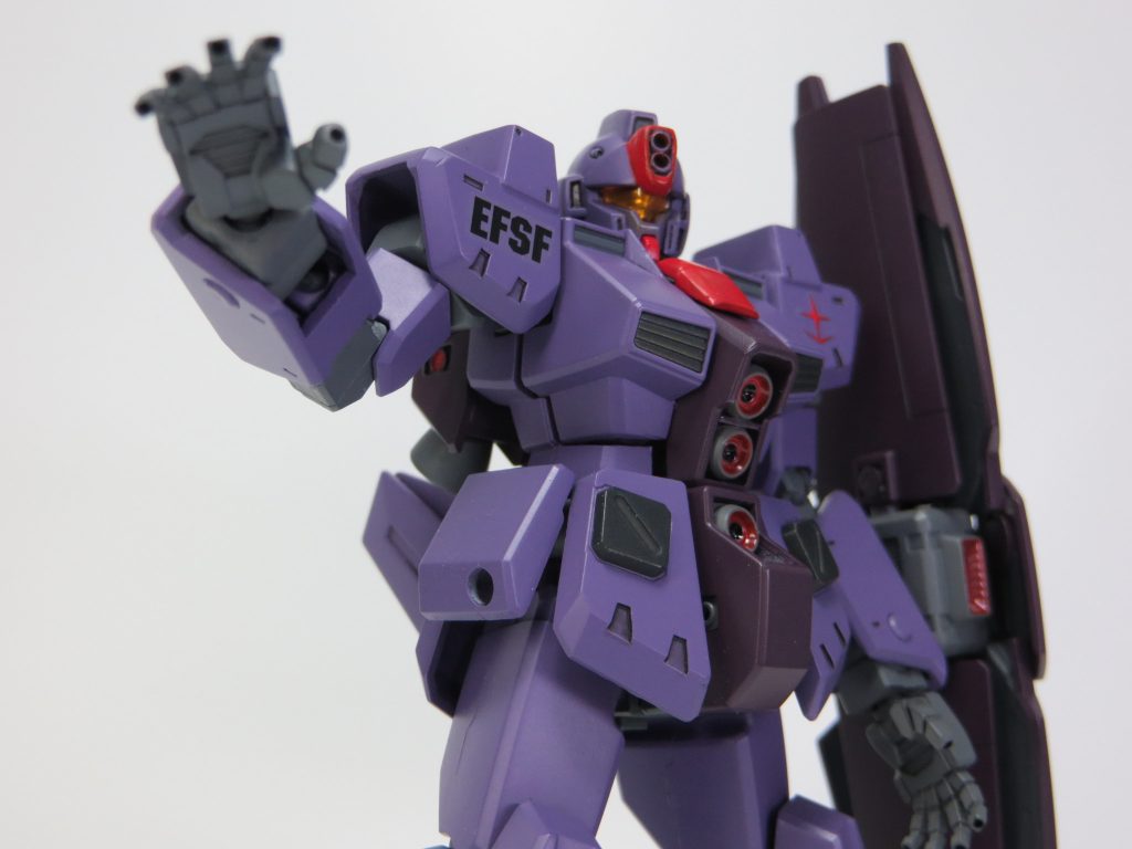 サイコガンダムっぽいポーズ。指に穴、開いてます。