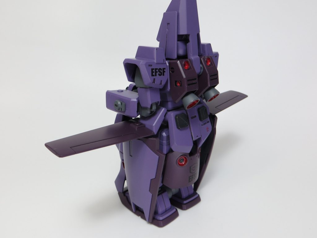 シールド基部は腰下に収納することに。ビルダーズパーツか何かに入っていた、使い所のわからなかったウイングパーツでしたが、ピッタリな場所がありました。