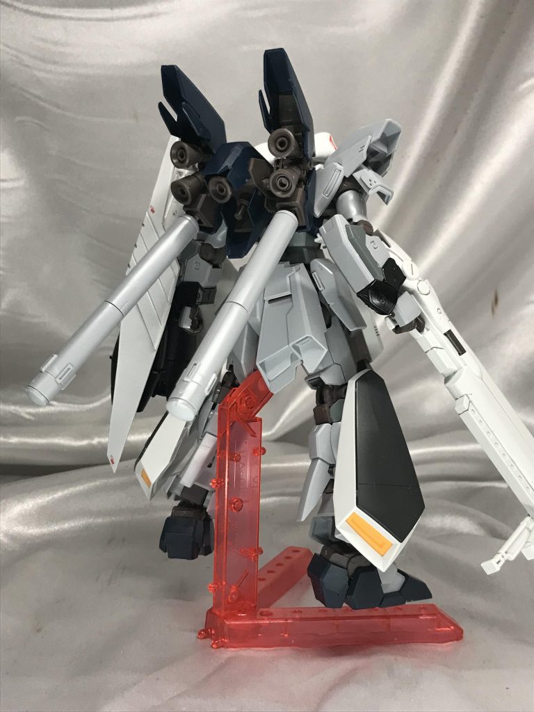 すっきり背面。背後はスタインから全く変えていないです。こう見ると脛の増設スラスターに何かデカール貼るべきでしたね…