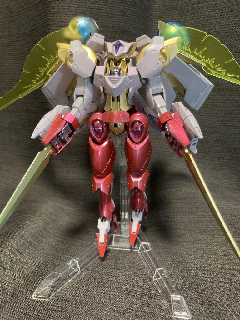 最初はポッドを両腕に移して格闘戦仕様とかいろいろ考えたのですが、自分の技量では無理だな、とこんな形に。ベギルベウ・イトクリと名を付けましたが、自分でやって何ですが、微妙に狂気じみた印象を受けまして、ええw