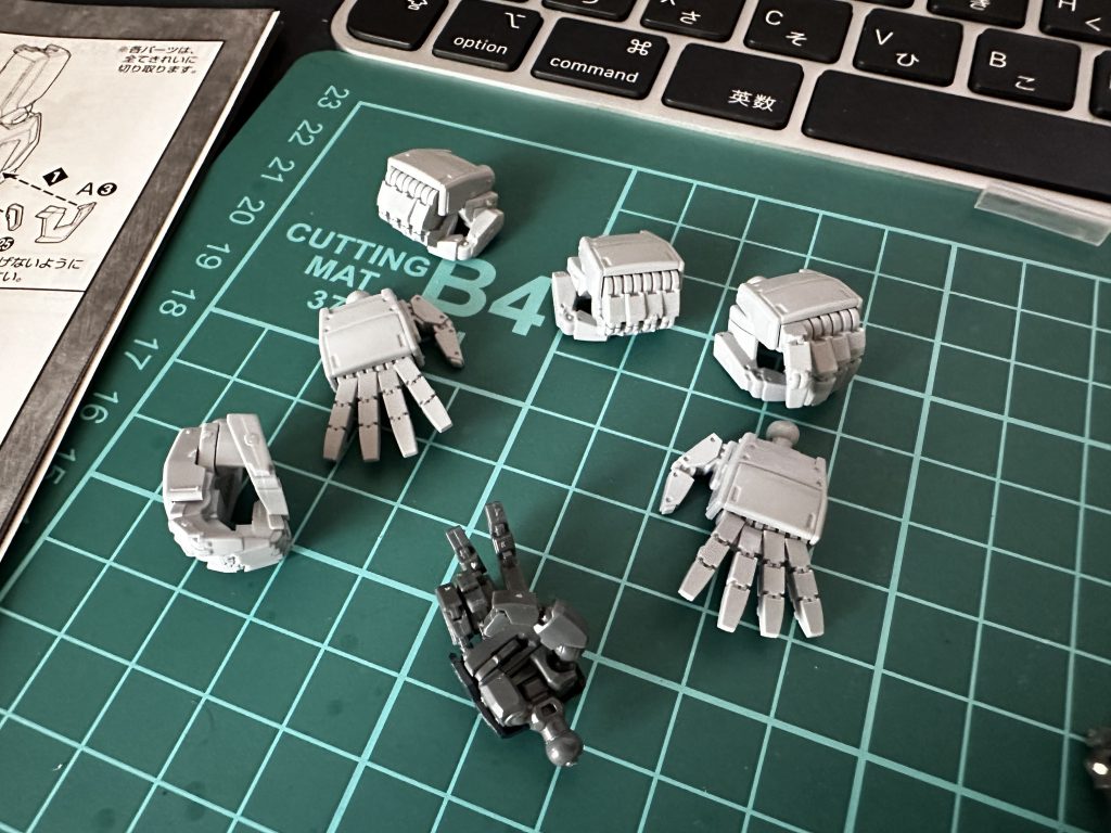 キット付属のハンドパーツはよく出来ているのですが、何かとポロリしやすい構造だったのでビルダーズパーツに交換しています。マッシヴな体型なので、大きめの手の方が力強い印象になったかなと思います。