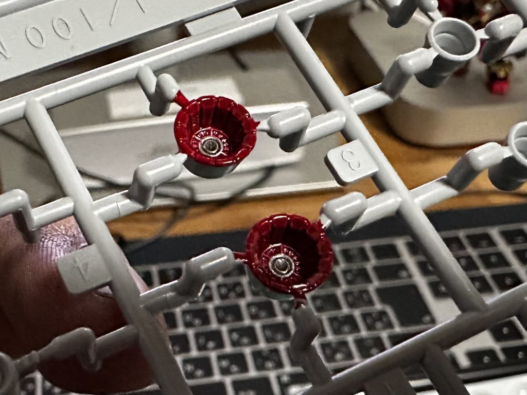 バーニアもディテールの多いビルダーズに交換しています。