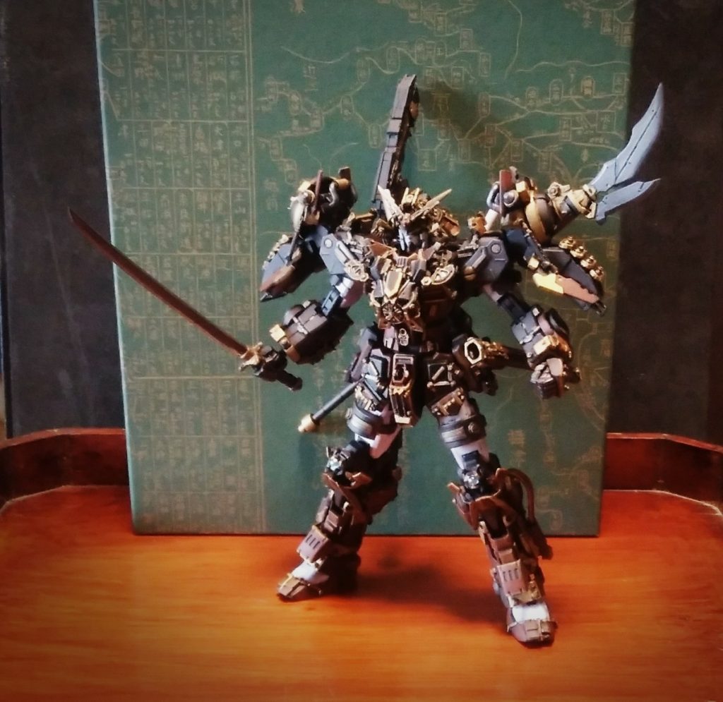 刀はホームセンターのL字型フックを加工したもので、鎧は30MMや田宮のミリタリー武器、その他ジャンクパーツを加工し、ミキシングしました。