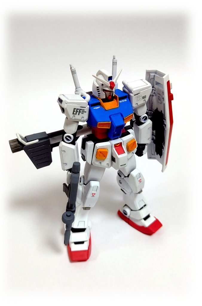 赤もコーラルっぽくなるよう調色し、結果的に納得のいくカラーリングになったのですが、写真にするとどうしても色味が変わり、補正してもなかなか実物に近付かなくてもどかしいです。ホントに、実物の色はもっといいんですよ。あとジムカスタムほぼそのままなので、プロポーションは悪くないはずですし、少なくともMGのver.Kaよりはカッコよくなったと自分では思っています。