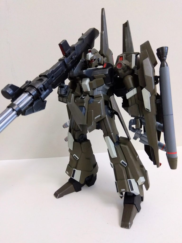 HGUCリゼルC型を使用。メガビームランチャーは半分切り取ってシステムウェポンのガトリングガンを貼り付けました。