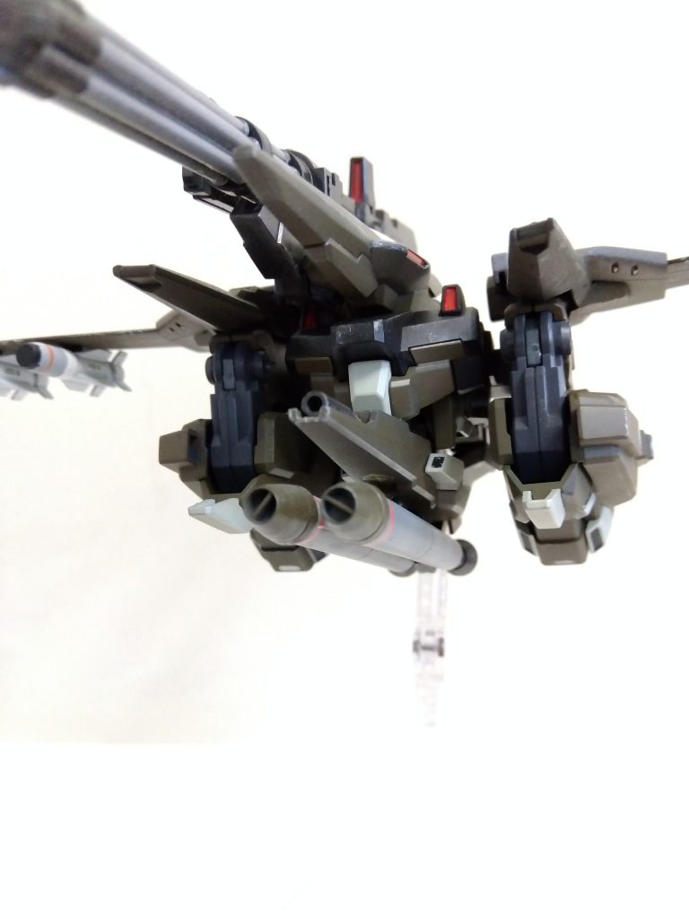 正面図。シールドに懸架している大型ミサイルはMSGの製品を幾つか組み合わせて作りました。