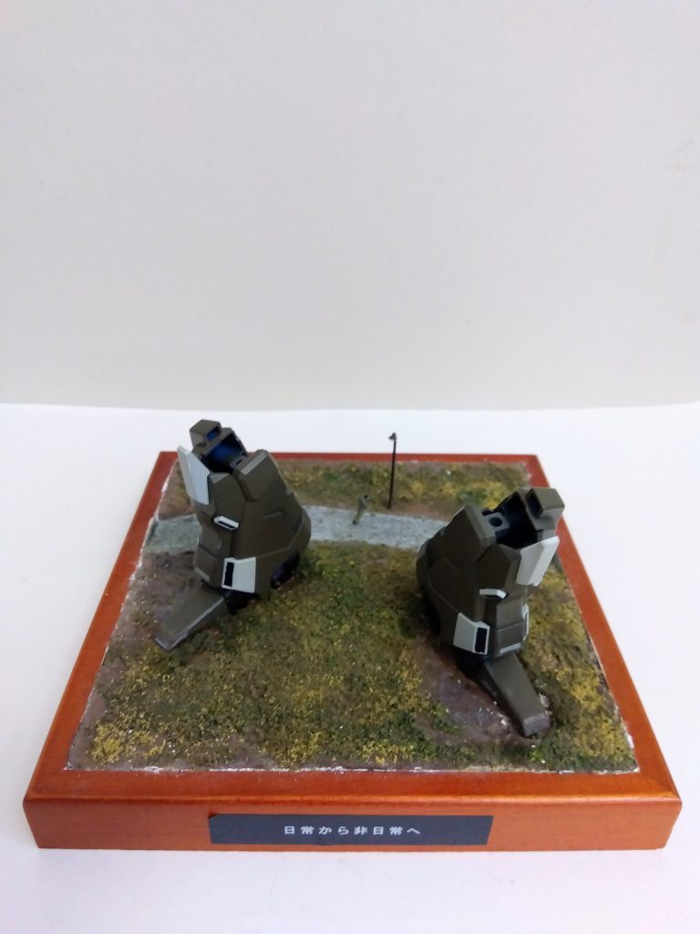 安定性を考えて、膝下を差し替えて飾れるタイプにしてます。