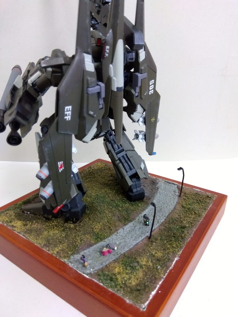 土台は100円ショップで購入したベースに紙粘土を、石畳はプラ版、電灯は真鍮線、フィギュアと植物は鉄道模型店から購入した物を使用しました。