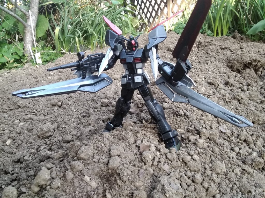 無重力仕様って感じだから、地上で使うとバランスが悪い。カラーは、クレオスのブラックサフを使ったり、両腕のでかいライフルにはライトがんメタルを使ったり。あとは、オリーブドラブとか、赤い部分はタミヤのイタリアンレッド。クレオスシルバーと、ダクトは、焼き鉄の上にクリアレッド。