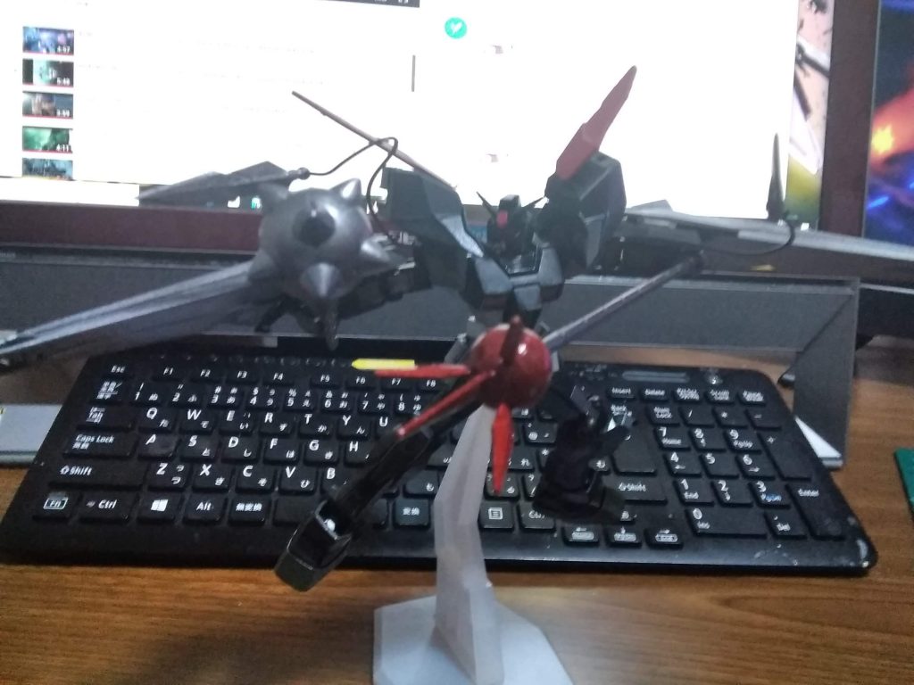 クレオスのブラックさーふぇいさーって、そのまま機体に仕えるから便利よね。追加パーツでビルド系のの、あれ、あれを使ったんだよ。ダブルリベイクライフル?ってやつ。余ってたから。武装は王道を使わずにジャベリンとハンマーっていうね。派手にね?